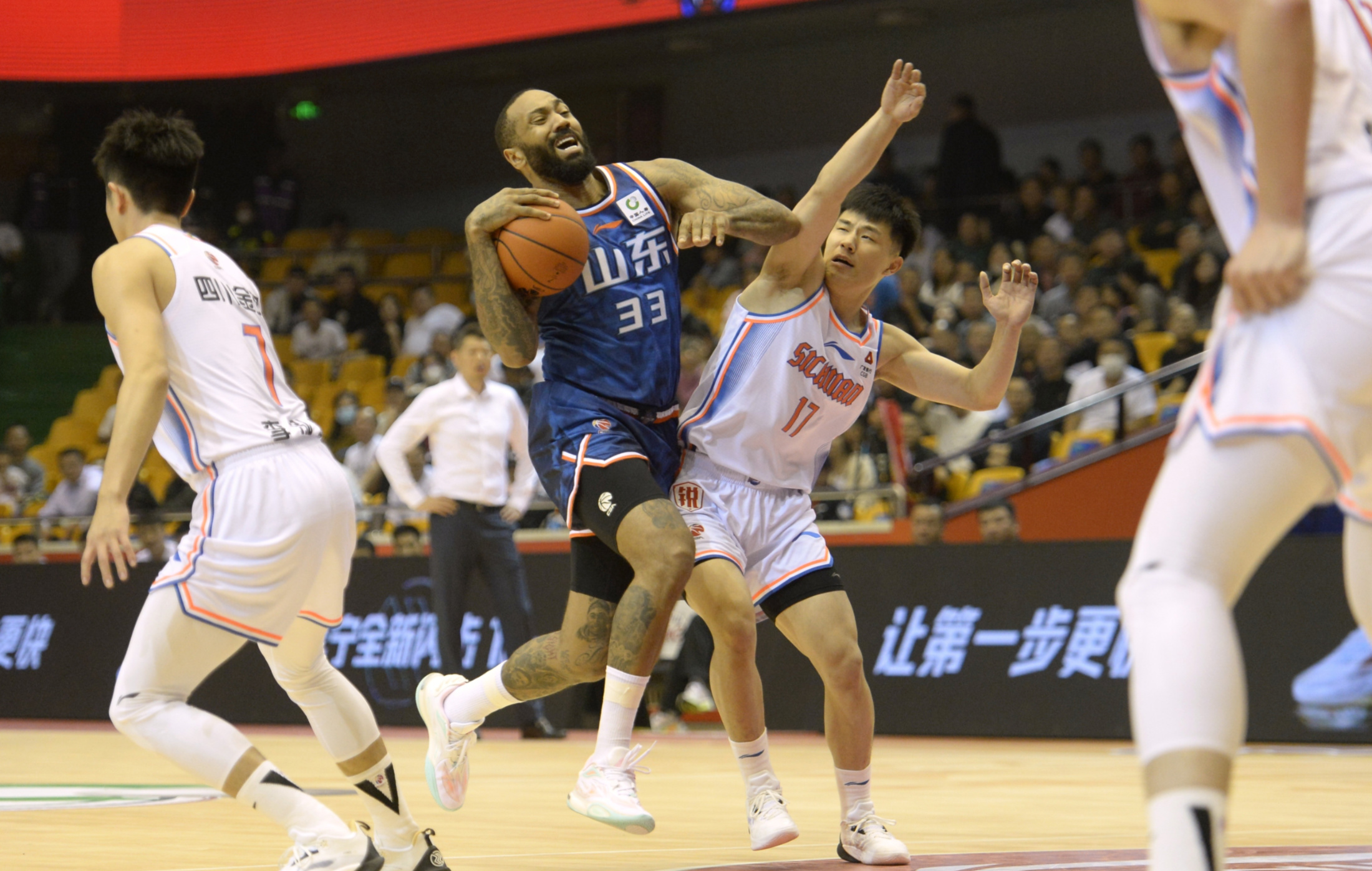 九博平台 -包含赛前成都蓉城调整名单以备意甲，防线松动环节打磨，引发热议，控场能力受关注的词条